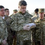Петро Порошенко оцінює зразки продуктів для військових
