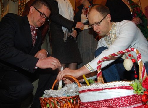 Алексей Бурбак и Арсений Яценюк на пасхальной церемонии